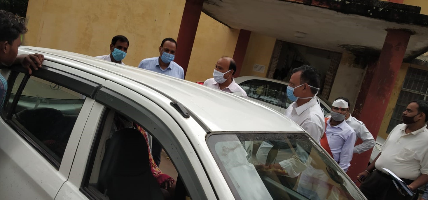 jan-adalat-in-korba-sessions-judge-bp-verma-reached-near-the-car-of-the-handicapped-complainant-and-pronounced-the-verdict