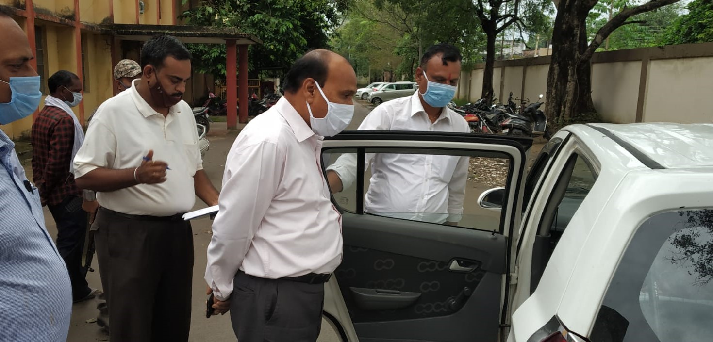 jan-adalat-in-korba-sessions-judge-bp-verma-reached-near-the-car-of-the-handicapped-complainant-and-pronounced-the-verdict