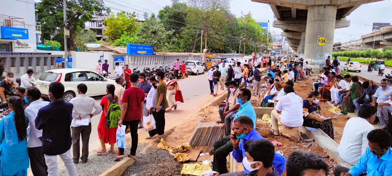 నీట్-2021.. అభ్యర్థుల తల్లిదండ్రుల పడిగాపులు