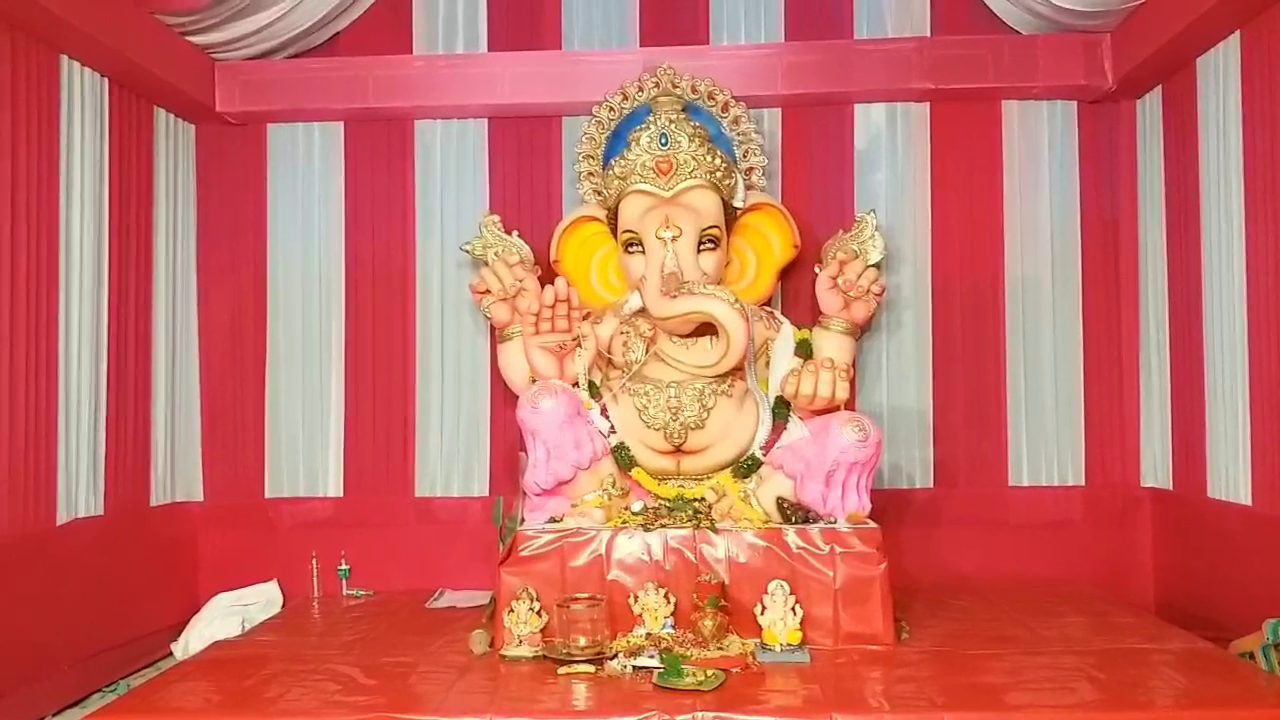 మండపంలో కొలువుదీరిన బొజ్జ గణపయ్య