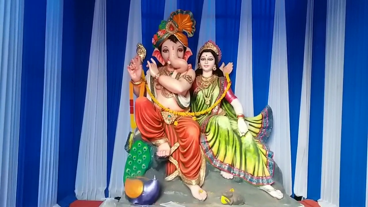 పార్వతి ఒడిలో కూర్చున్న వినాయకుడు