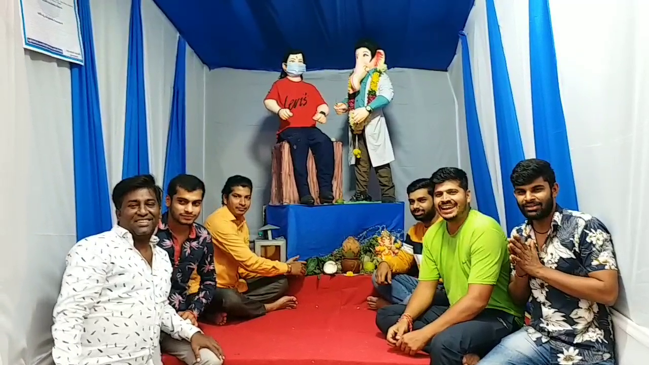 ఆధునిక గణేశున్ని చూసి మురిసిపోతున్న భక్తులు