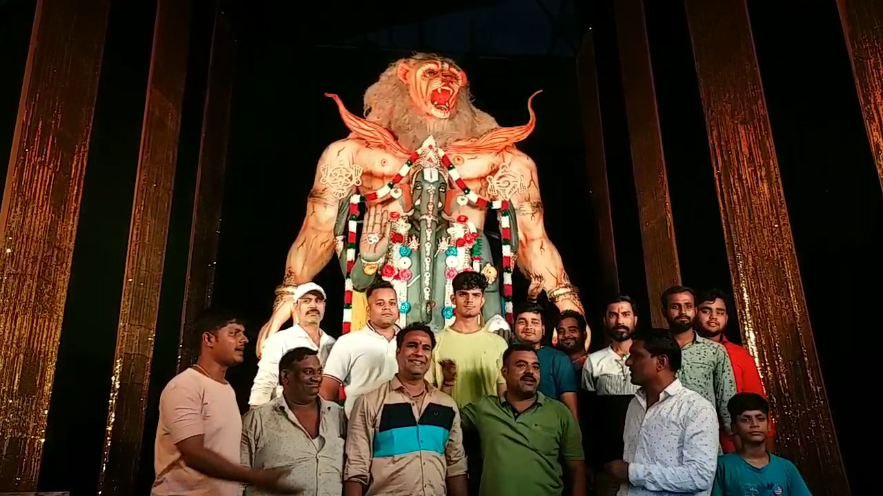 వెరైటీ గణేశ్ దగ్గర భక్తుల ఫొటోలు