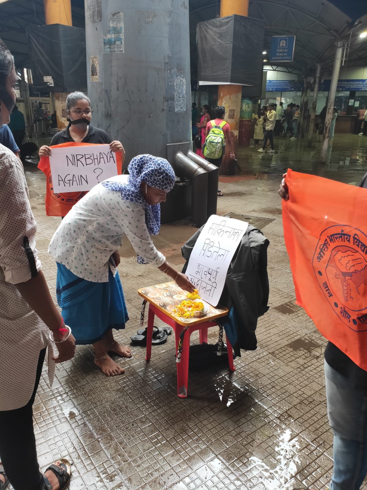 श्रद्धांजली अर्पित करतांना पदाधिकारी