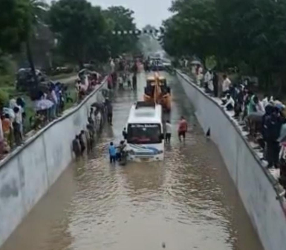 रेल अंडरब्रिज में जलभराव, चित्तौड़गढ़ में पानी में फंसी बस,  बस यात्री परेशान, Waterlogging in rail underbridge  ,Bus stuck in water in Chittaurgarh, bus passengers upset