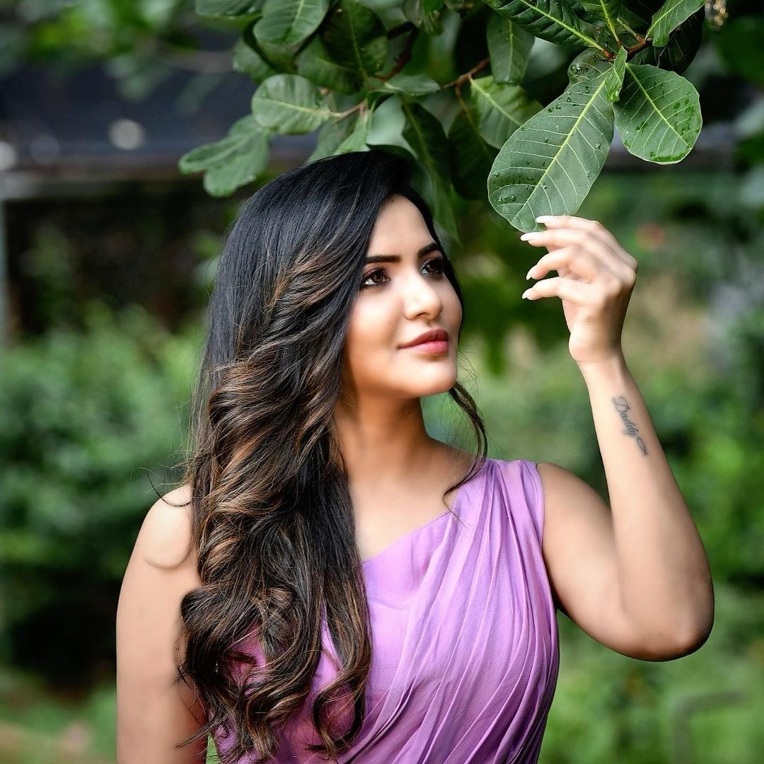 ఫొటోకు పోజు ఇస్తూ