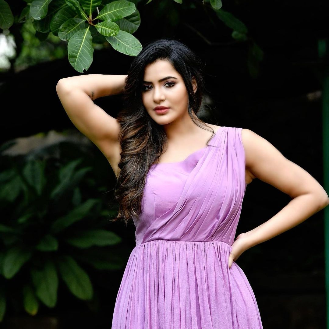 చూపులతో మత్తెక్కిస్తూ