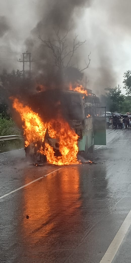 fire-in-bus-and-car-in-jharkhands-ramgarh-after-collision