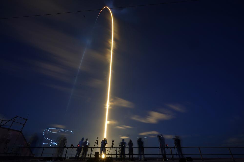 SpaceX launches 4 amateurs on private Earth-circling trip, SPACEX
