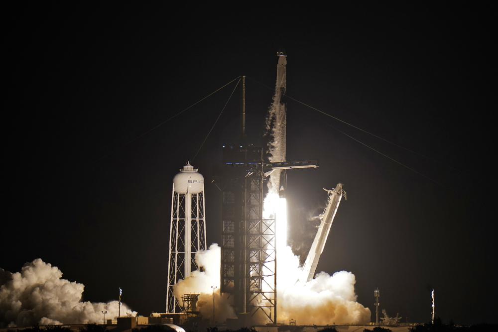 SpaceX launches 4 amateurs on private Earth-circling trip, SPACEX