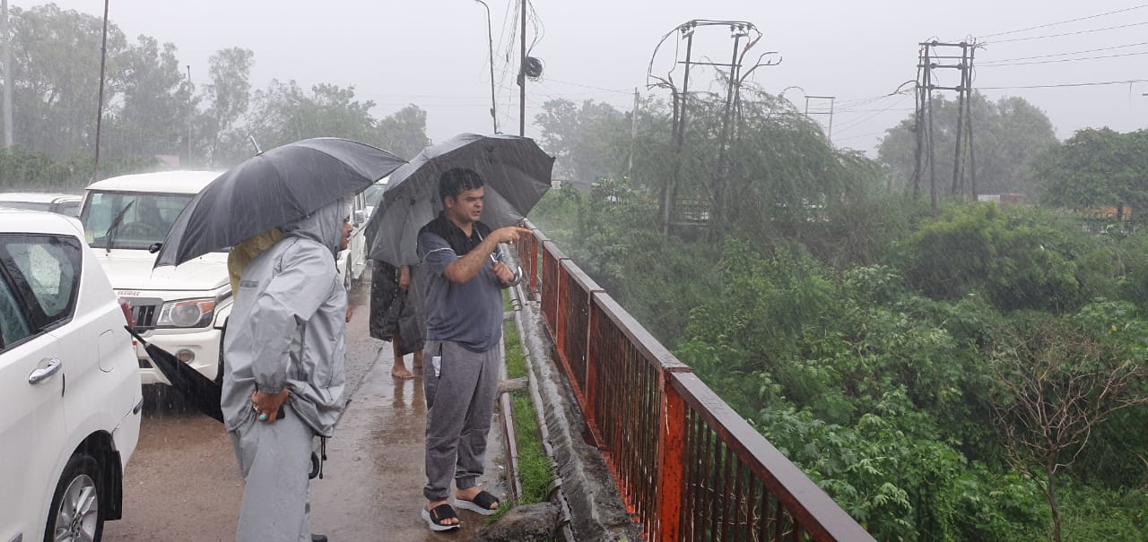 मूसलाधार बारिश में डूबी राजधानी