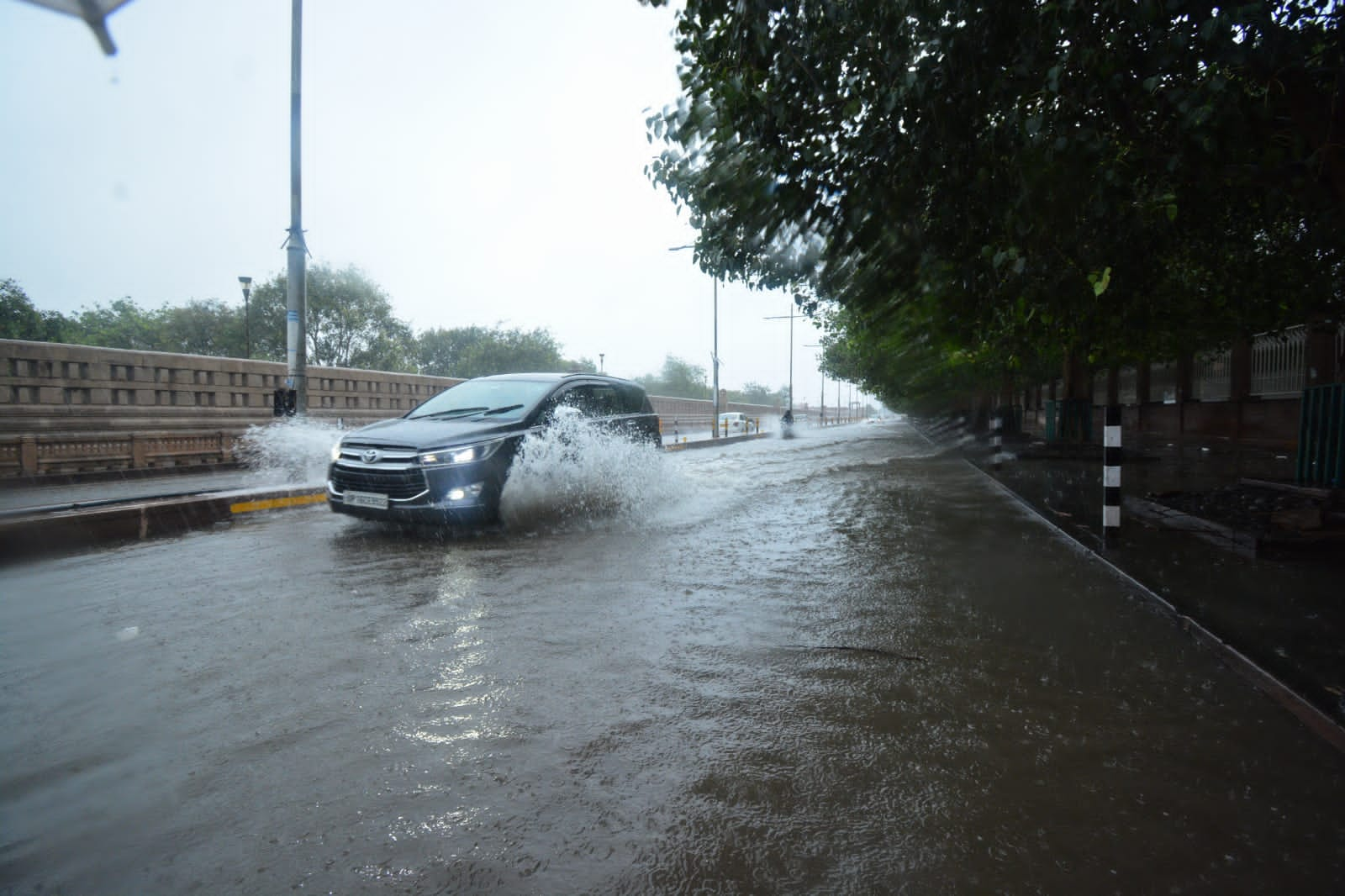 मूसलाधार बारिश में डूबी राजधानी