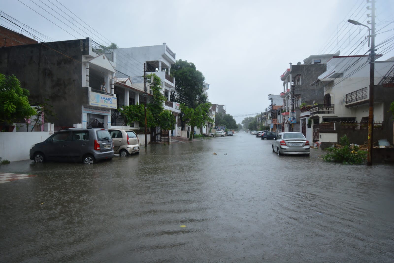 मूसलाधार बारिश में डूबी राजधानी