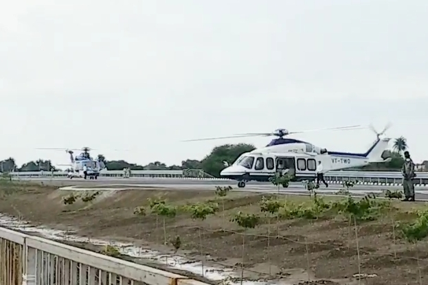 हाईवे पर खड़े केन्द्रीय मंत्री नितिन गडकरी के हेलीकॉप्टर