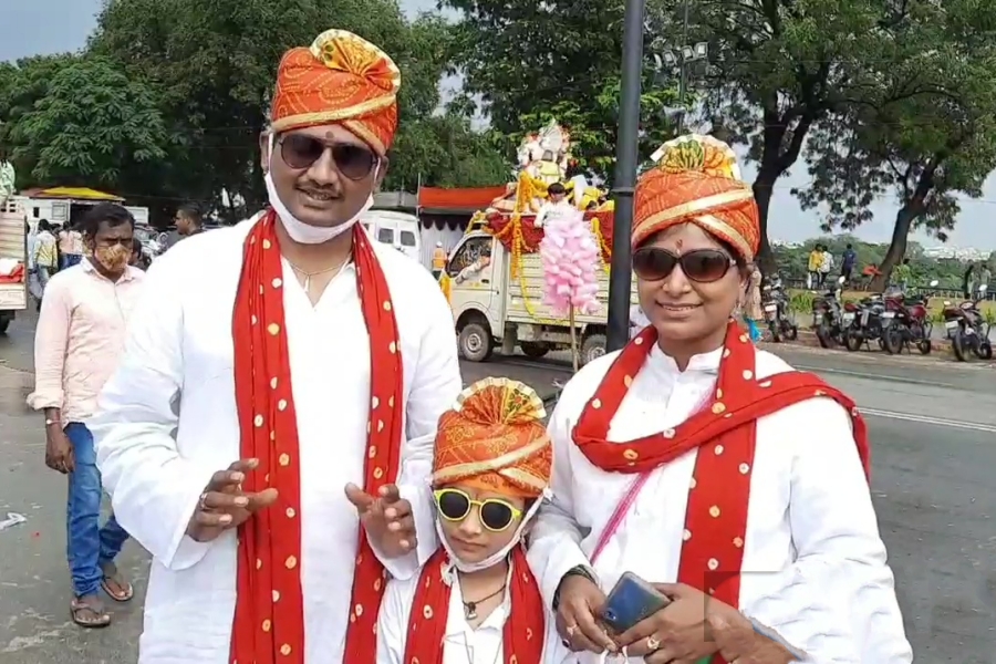 devotees came in dress code  at ganesh immersion