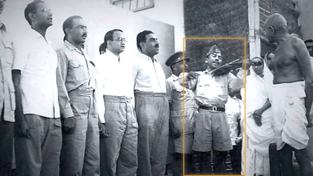 कैप्टन राम सिंह ठाकुर गांधी जी के साथ.
