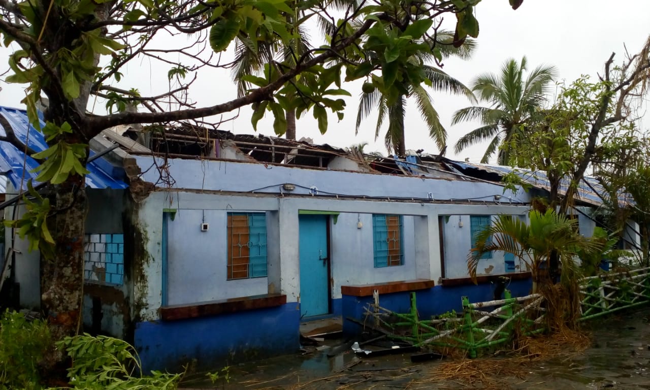 টর্নেডোয় উড়ল বাড়ির চাল