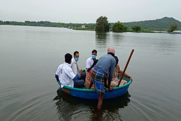 பரிசலில் சென்று குழந்தையை மீட்டு வந்த ஆம்புலன்ஸ் பணியாளர்கள்