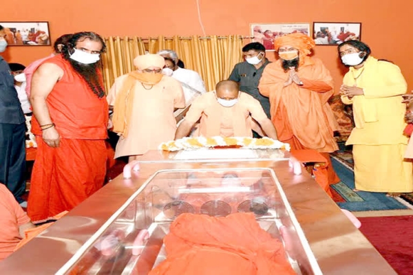 Uttar Pradesh Chief Minister Yogi AdityaNath paid his last tribute to Mahant Narendra Giri