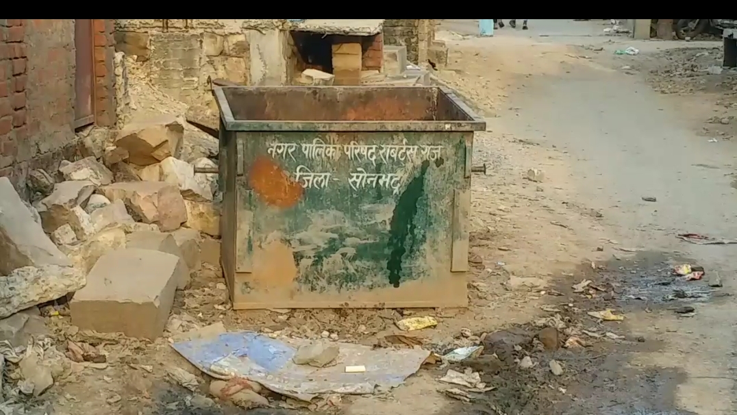 कूड़ेदान से बाहर बिखरा पड़ा कूड़ा.