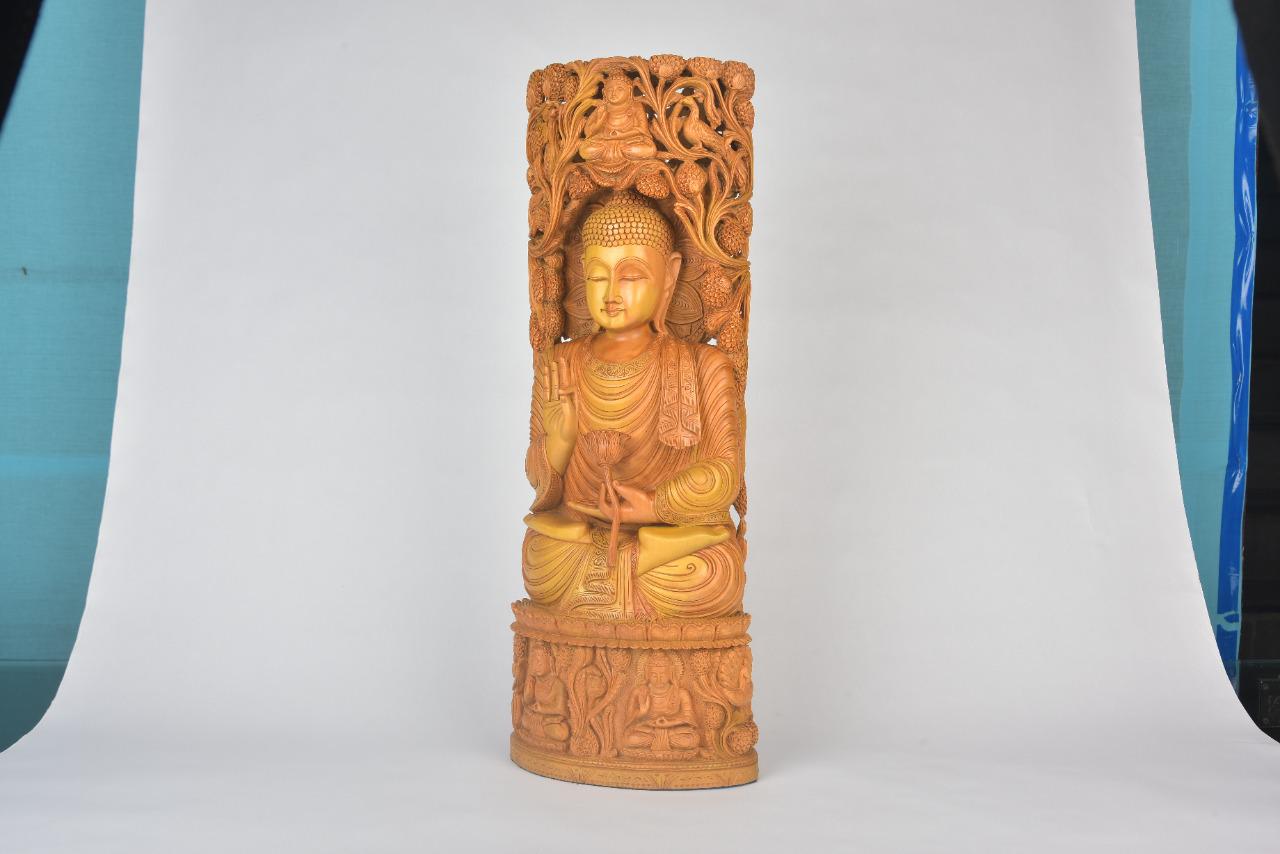 प्रधानमंत्री योशिहिदे सूगा को चंदन की लकड़ी से बनी बुद्ध की मूर्ति उपहार में दी