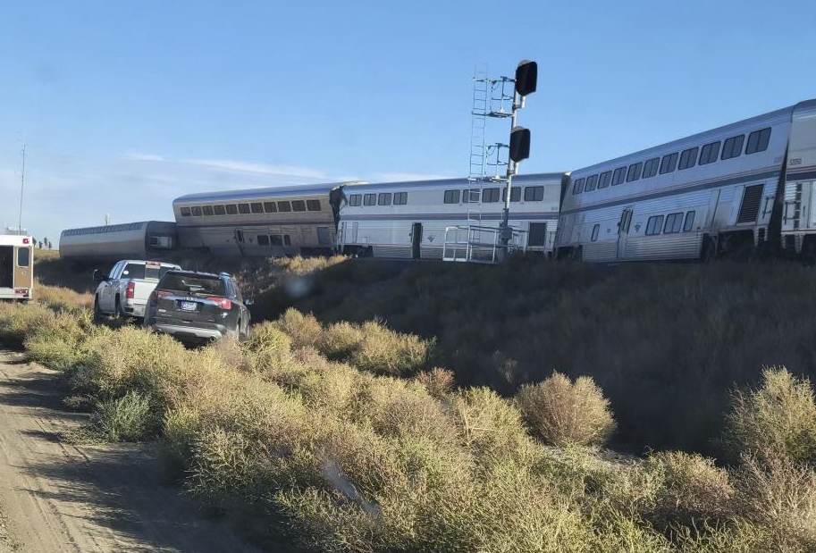 train derails in Montana