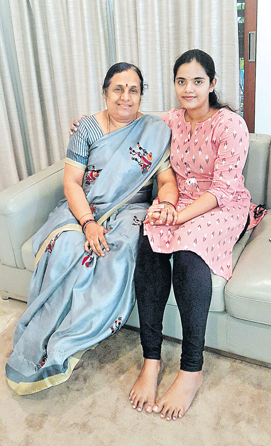 Civils Ranker Sai Manasa With her Mother