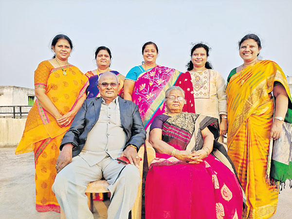 Mr&Mrs Sundara Rao, Savitramma with their five daughters