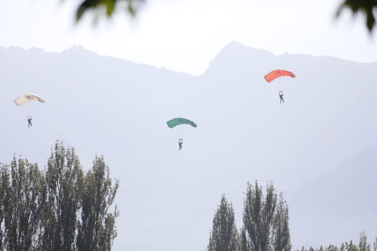 Skydivers of IAF's Aakash Ganga team performing at Srinagar Air Show