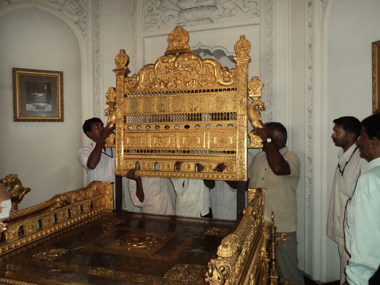 gemmy-throne-preparation-in-mysore-palace
