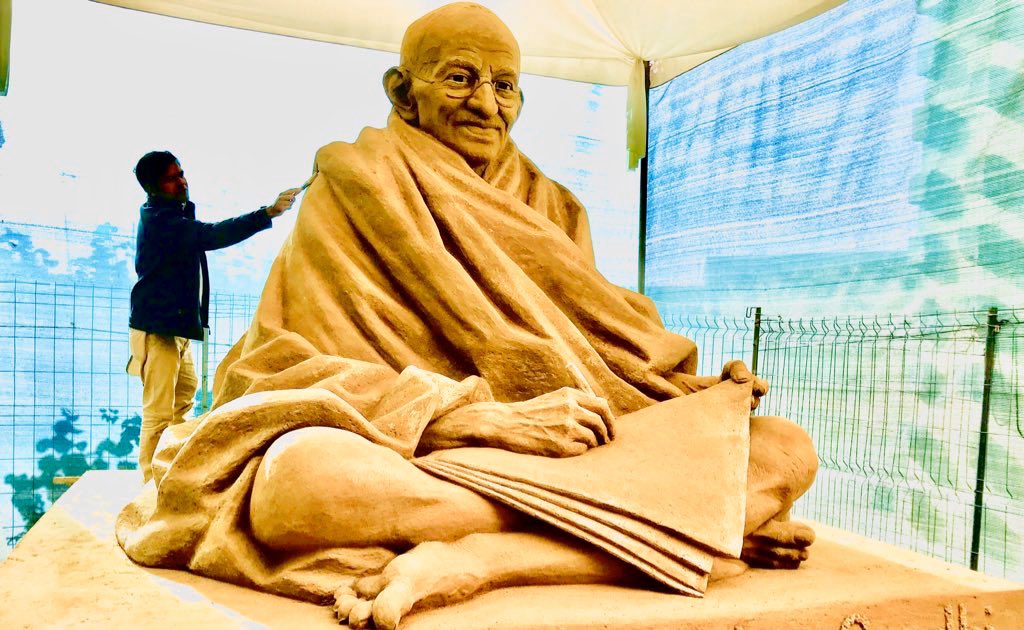 पद्मश्री से सम्मानित सैंड आर्टिस्ट सुदर्शन पटनायक ने बनाई थी बापू की अद्वितीय प्रतिमा