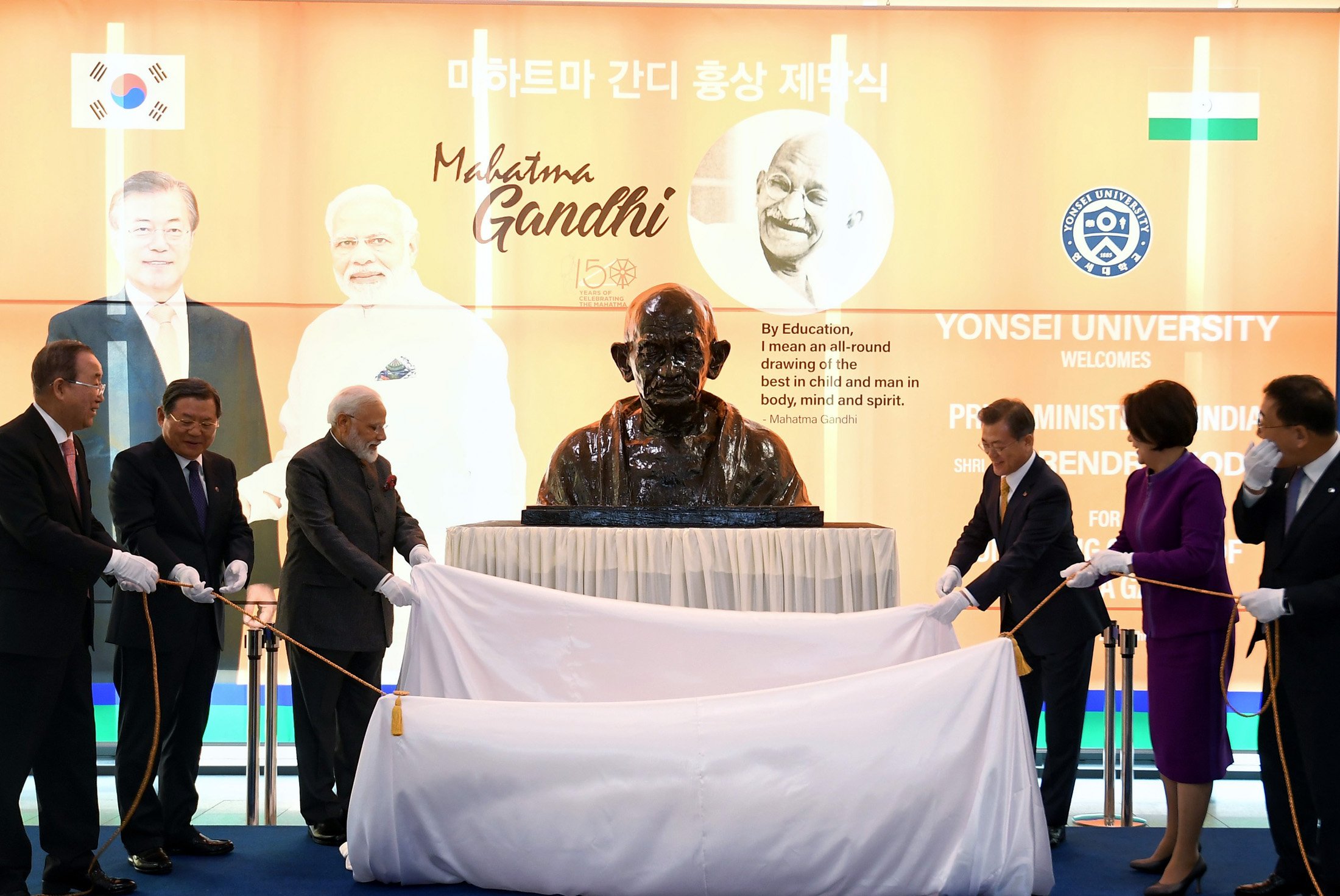 वैश्विक हैं गांधी : सियोल में पीएम मोदी ने किया था राष्ट्रपिता की प्रतिमा का अनावरण