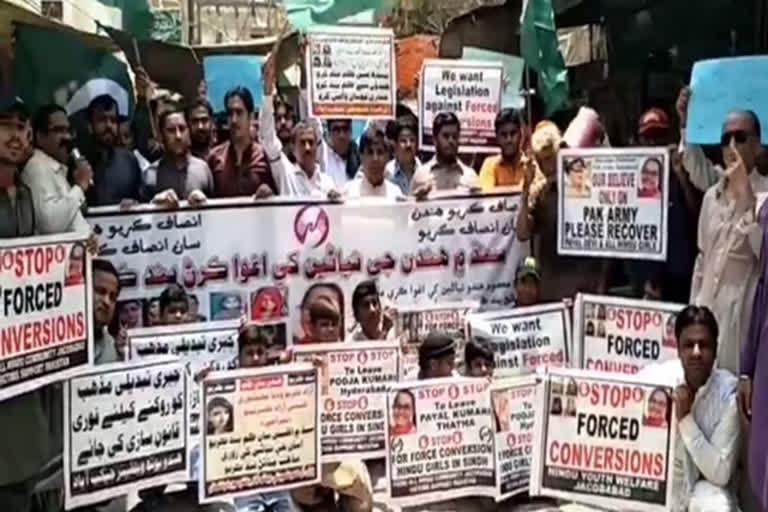 पाकिस्तान में अपहरण, जबरन धर्मांतरण और अल्पसंख्यकों पर प्रताड़ना के खिलाफ प्रदर्शन