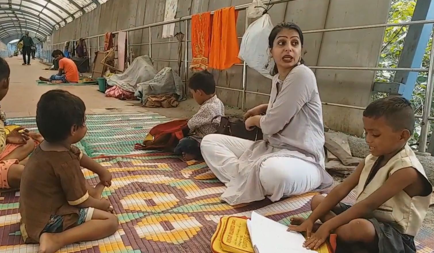 mumbai footpath school