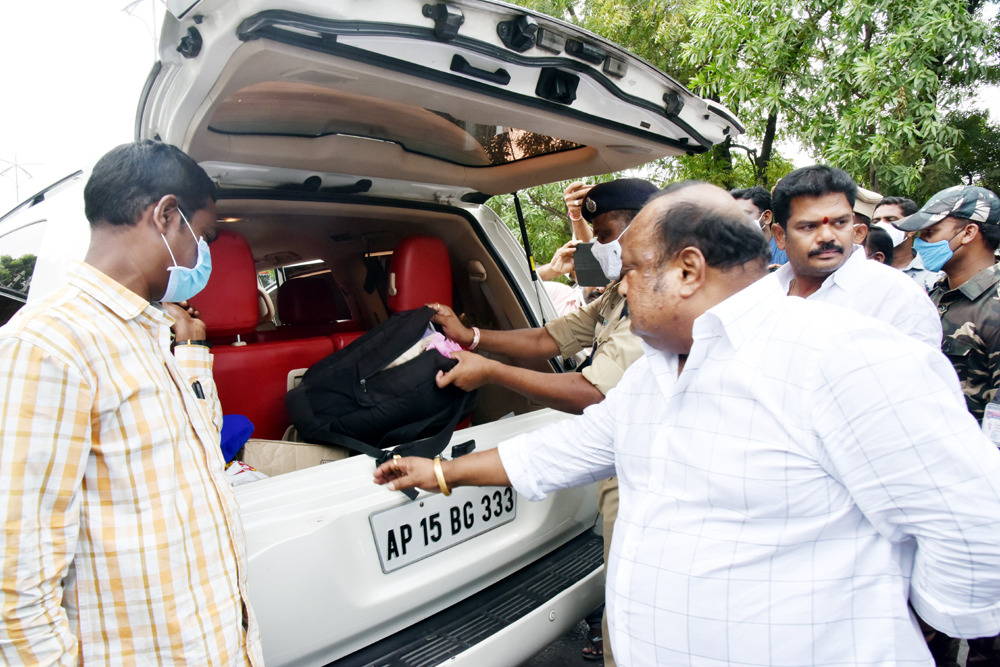 మంత్రి గంగుల వాహనంలో తనిఖీలు చేస్తున్న పోలీసులు