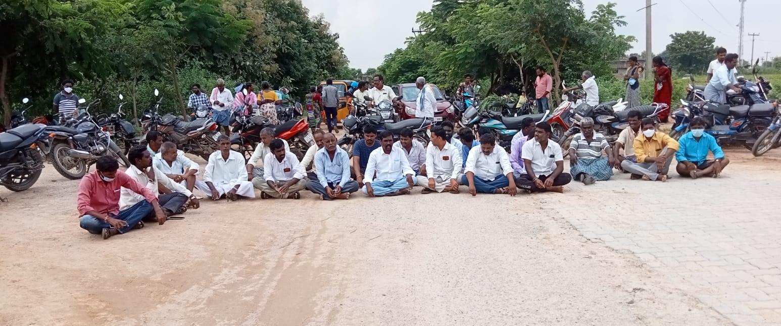 farmers strike in sirikonda, farmers protest in rajanna sircilla district