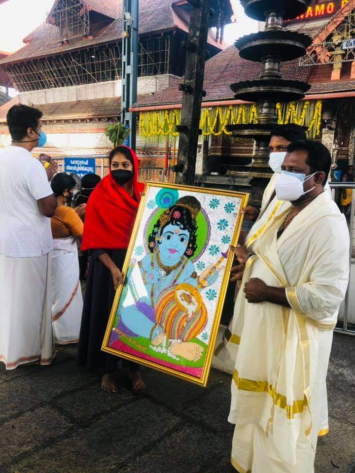 ജസ്‌ന സലിം  കണ്ണന്‍റെ ചിത്രം വരക്കുന്ന ജസ്ന  കുളനട ഉളനാട് ശ്രീകൃഷ്ണ ക്ഷേത്രം  ഗുരുവായൂർ ക്ഷേത്രം  ശ്രീ കൃഷ്‌ണന്‍റെ ചിത്രം  Jasna Salim  Jasna Salim painted over 500 portraits of Lord Krishna