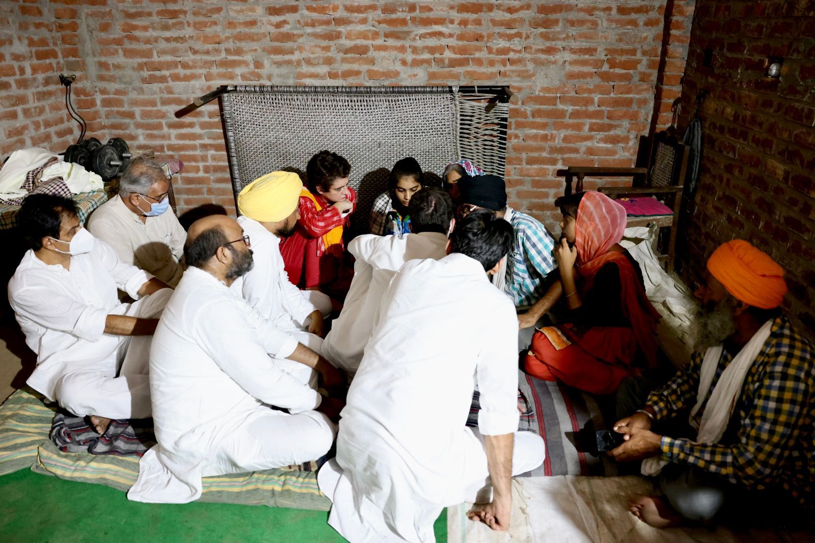 Lakhimpur Kheri, Priyanka and Rahul Gandhi, Priyanka meets farmers, லக்கிம்பூர் கேரி கொடூரம், பிரியங்கா காந்தி, ராகுல் காந்தி, லக்கிம்பூர் கேரி, விவசாயிகள் படுகொலை, அகிலேஷ் யாதவ், லக்கிம்பூர் கேரி, விவசாயிகள் போராட்டம்