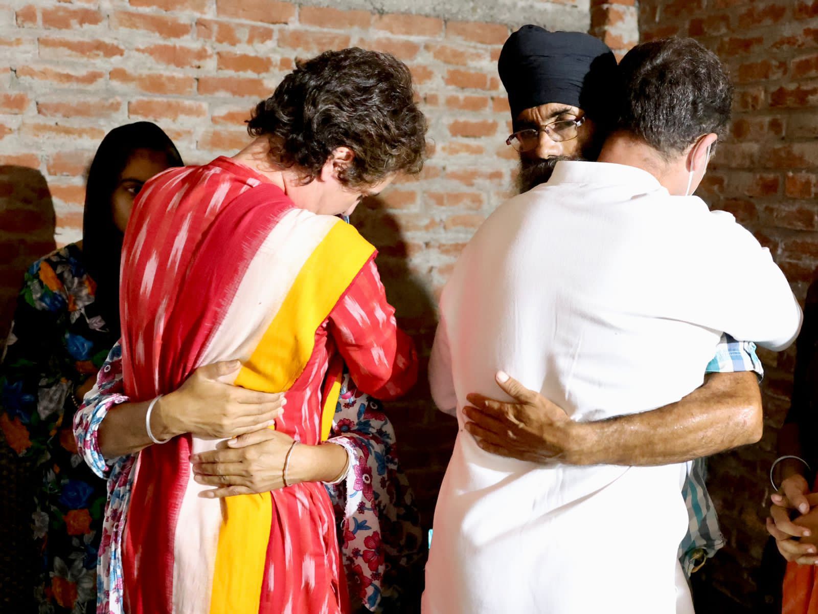 Rahul Gandhi and Priyanka Gandhi reached Lakhampur and met the victims