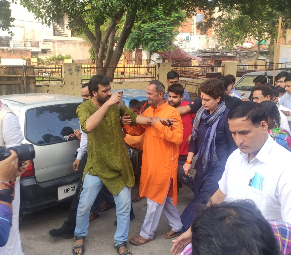 Priyanka Gandhi Sweeps Valmiki Basti in lucknow