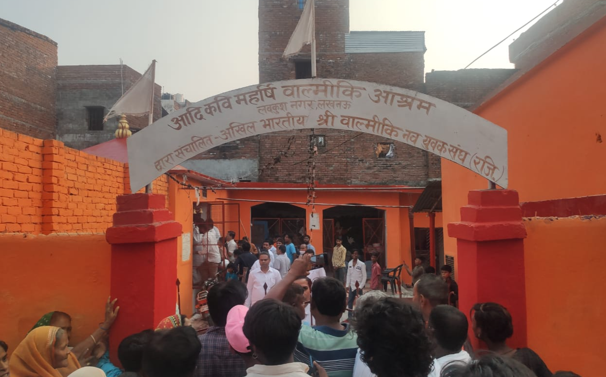 Priyanka Gandhi Sweeps Valmiki Basti in lucknow