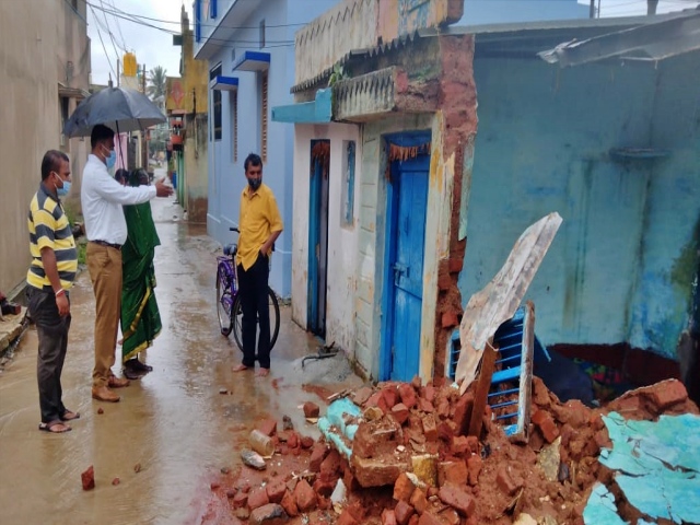 Tahsildar helps old woman