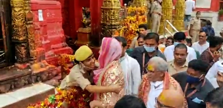 सिपाही को गले लगाती प्रियंका गांधी.