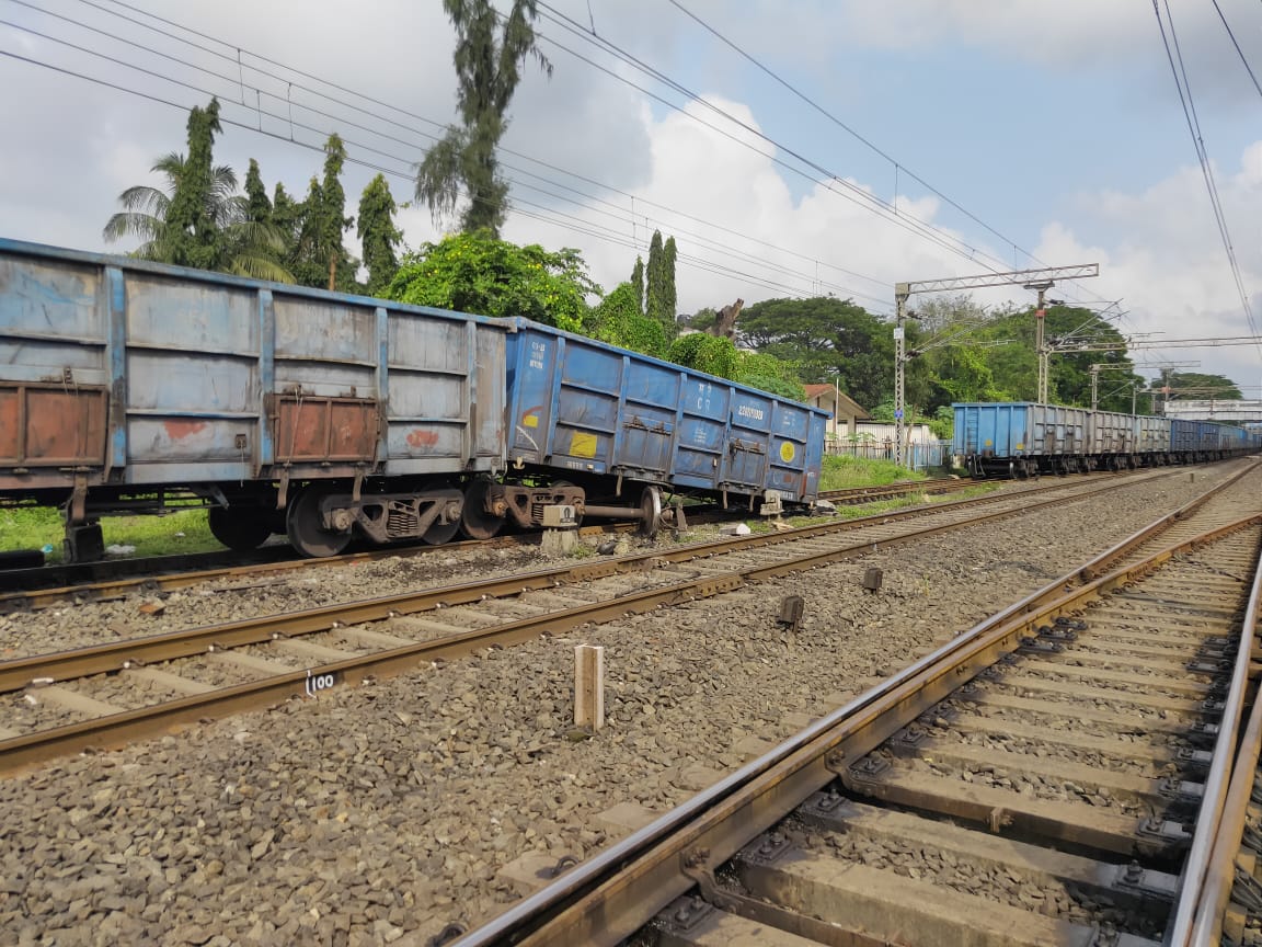 मालगाडीचा एक डब्बा रेल्वे रूळावरून घसरला