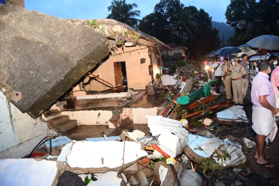 Heavy rain in kottayam1  Landside in Koottickal  13 persons reported missing following landside in Koottickal  കൂട്ടിക്കലിൽ ഉരുള്‍പ്പൊട്ടൽ  കോട്ടയം മഴ  13 പേരെ കാണാതായി  കോട്ടയം ഉരുള്‍പ്പൊട്ടൽ