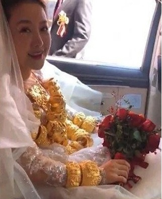 Groom gifts wife 60 kg gold