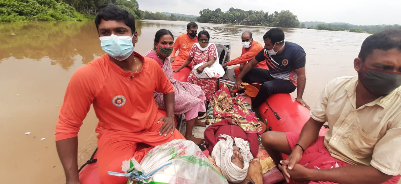 দুর্গতদের নিরাপদ দূরত্বে সরিয়ে নিয়ে যাচ্ছে জাতীয় বিপর্যয় মোকাবিলা বাহিনী