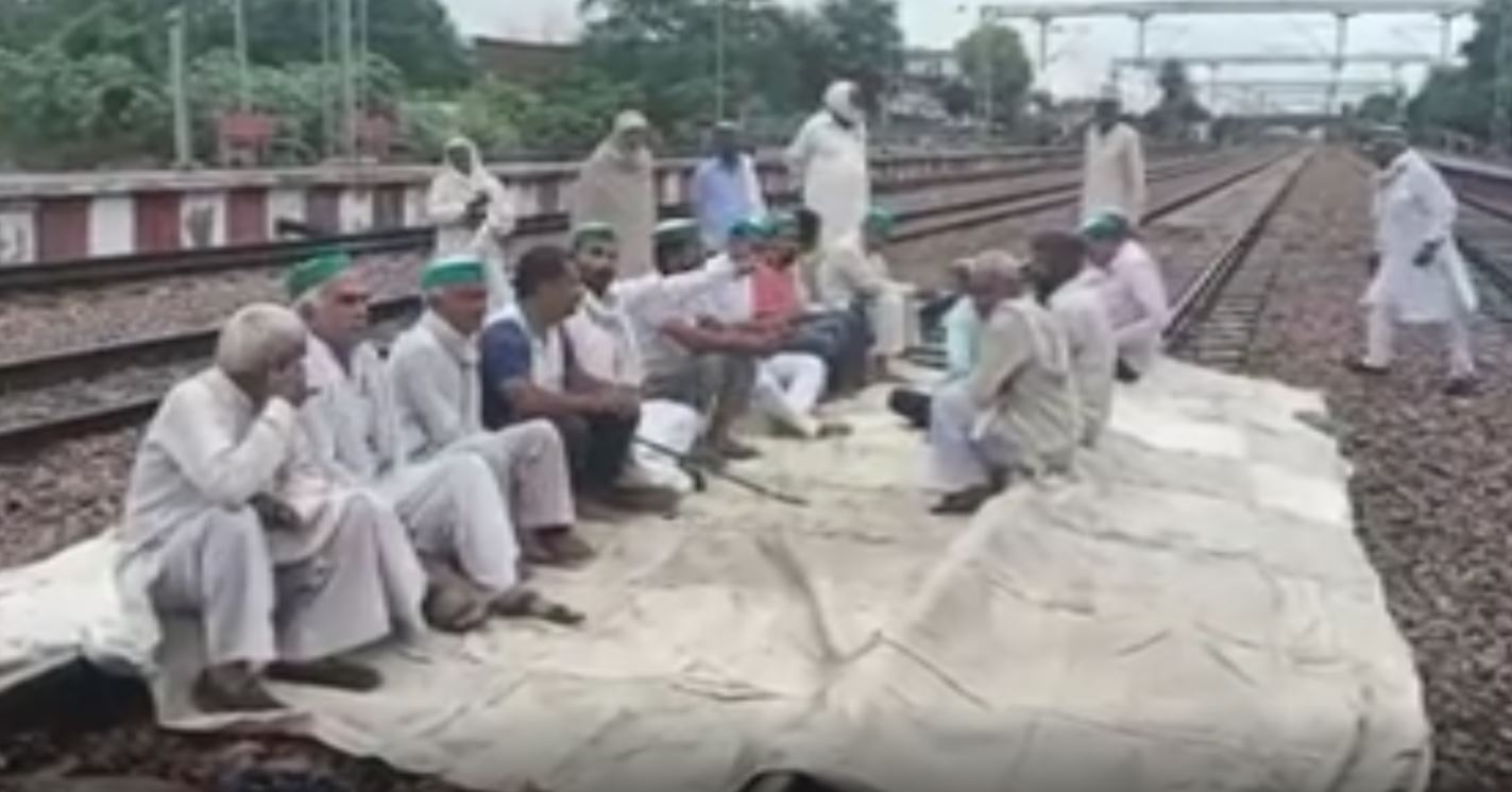 मेरठ में ट्रेन की पटरियों पर बैठे कार्यकर्ता.