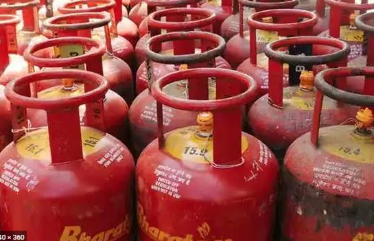 सरकार रसोई गैस (LPG) पर चुनिंदा उपभोक्ताओं को सब्सिडी दे रही है.