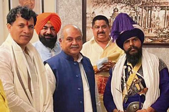 Photo Of The Head Of The Nihang Group with union Agriculture Minister is Viral, randeep surjewala raising questions